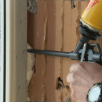 Uszczelnianie okien i drzwi. Jak zrobić to dobrze?