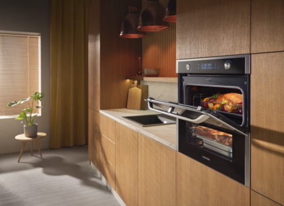„Piecz parami i na parze” – piekarnik Samsung Dual Cook™ z naczyniem do pieczeni