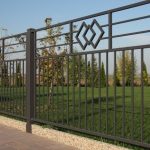 Z dekoracyjnym detalem – Nowoczesne Ogrodzenie Frontowe Opal