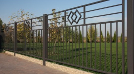 Z dekoracyjnym detalem – Nowoczesne Ogrodzenie Frontowe Opal