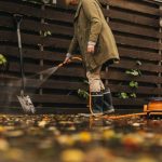 Czyszczenie sprzętu ogrodowego – bębny z wężem w akcji